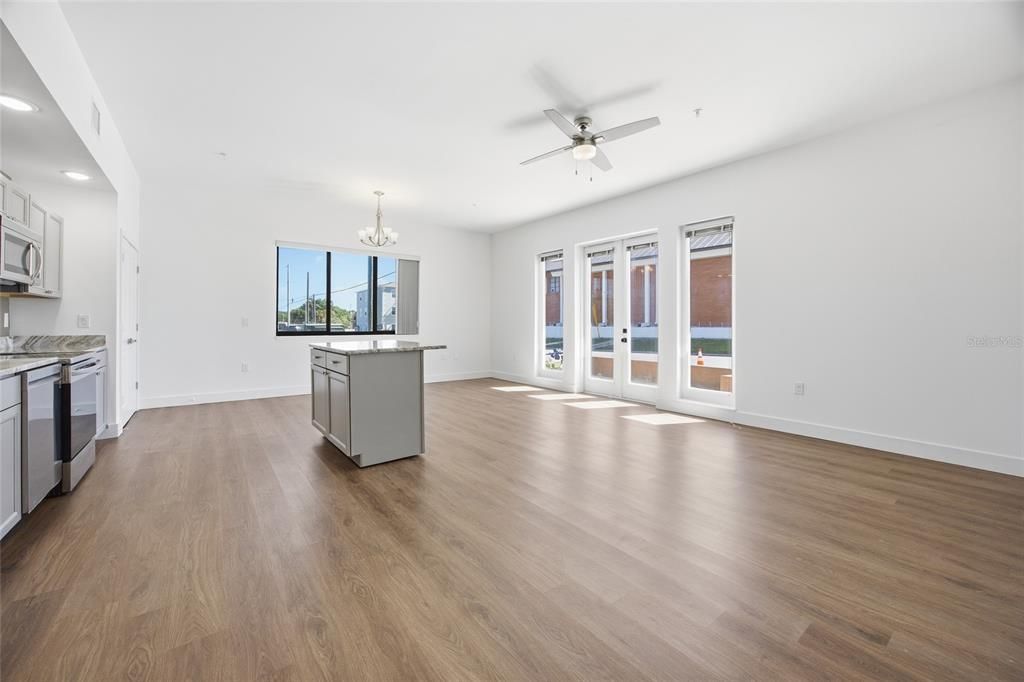 For Rent: $1,450 (1 beds, 1 baths, 997 Square Feet)