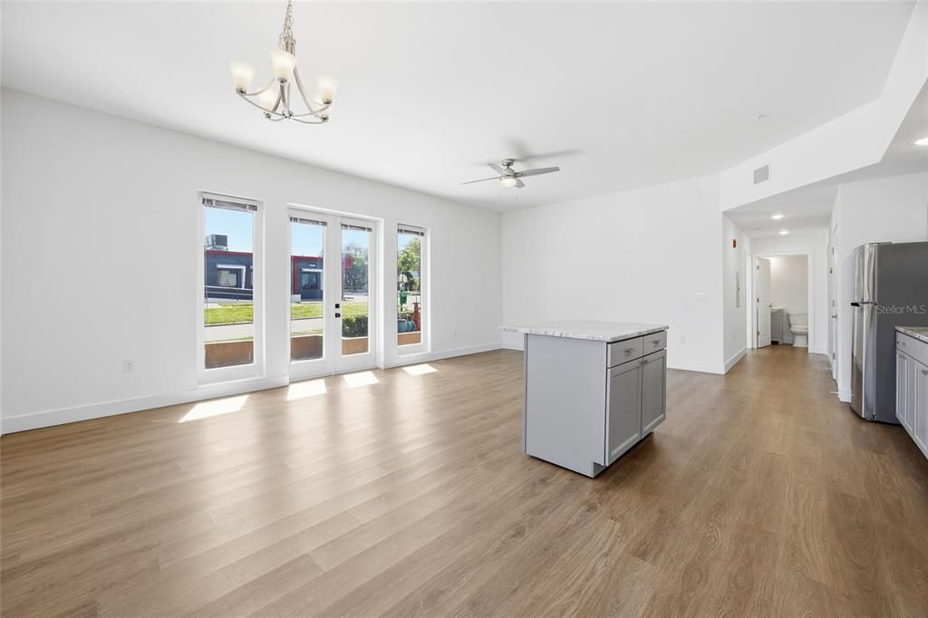 For Rent: $1,450 (1 beds, 1 baths, 997 Square Feet)