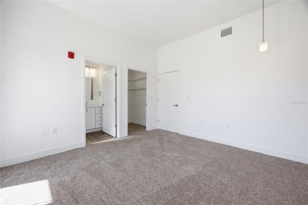 For Rent: $1,450 (1 beds, 1 baths, 997 Square Feet)