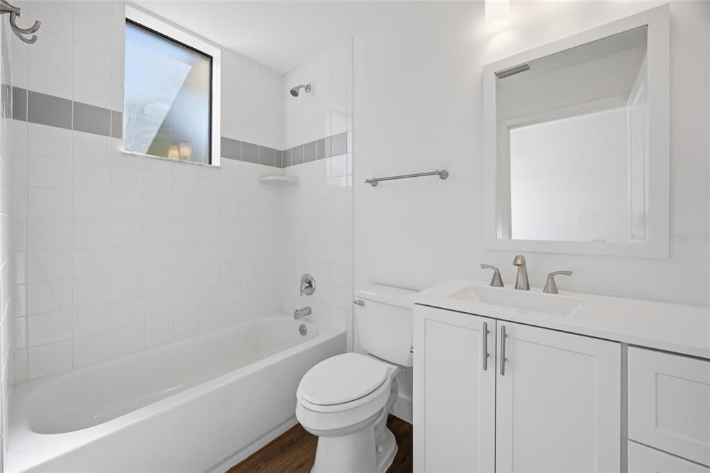 For Rent: $1,450 (1 beds, 1 baths, 997 Square Feet)