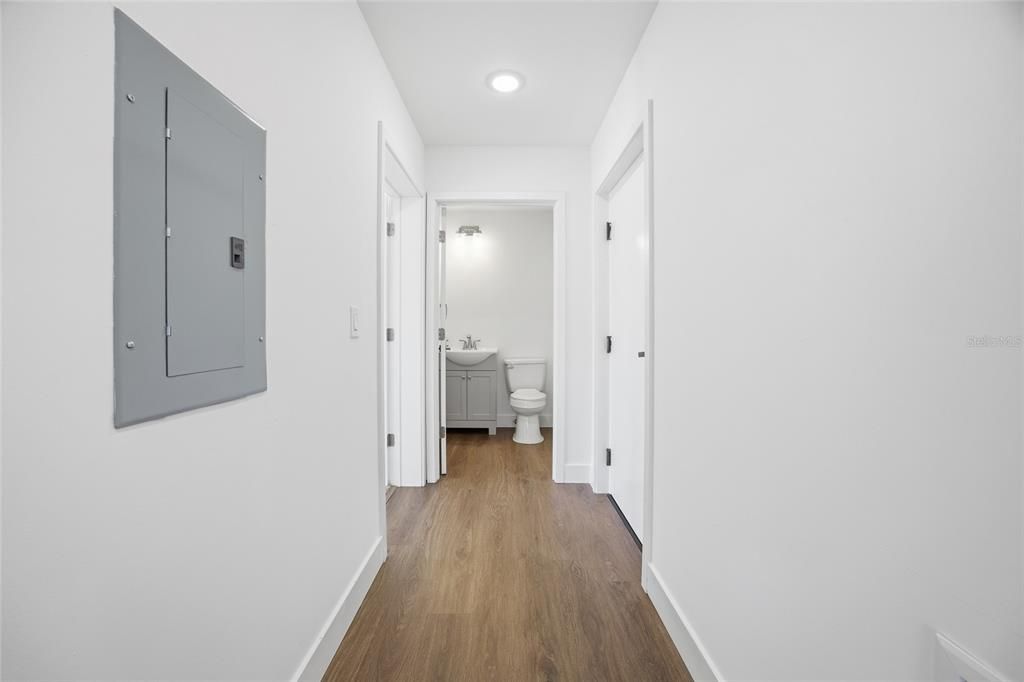 For Rent: $1,450 (1 beds, 1 baths, 997 Square Feet)