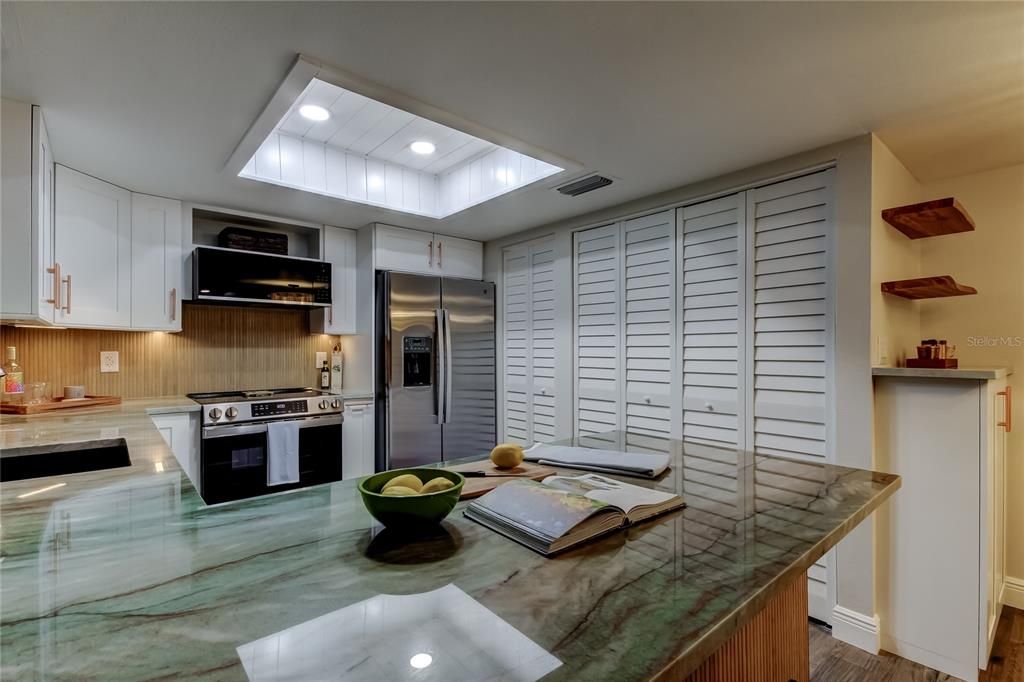 For Rent: $2,675 (1 beds, 1 baths, 805 Square Feet)