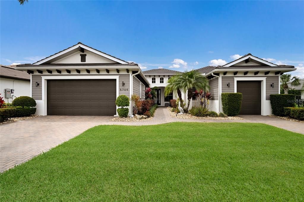 En Venta: $949,999 (3 camas, 3 baños, 2738 Pies cuadrados)