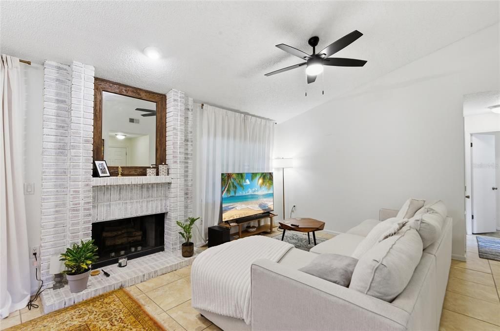 Activo con contrato: $445,000 (3 camas, 2 baños, 1235 Pies cuadrados)