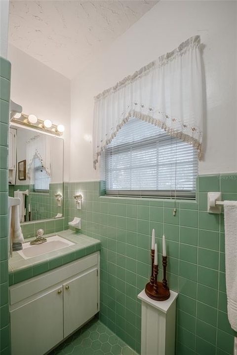 Activo con contrato: $265,000 (2 camas, 3 baños, 1621 Pies cuadrados)