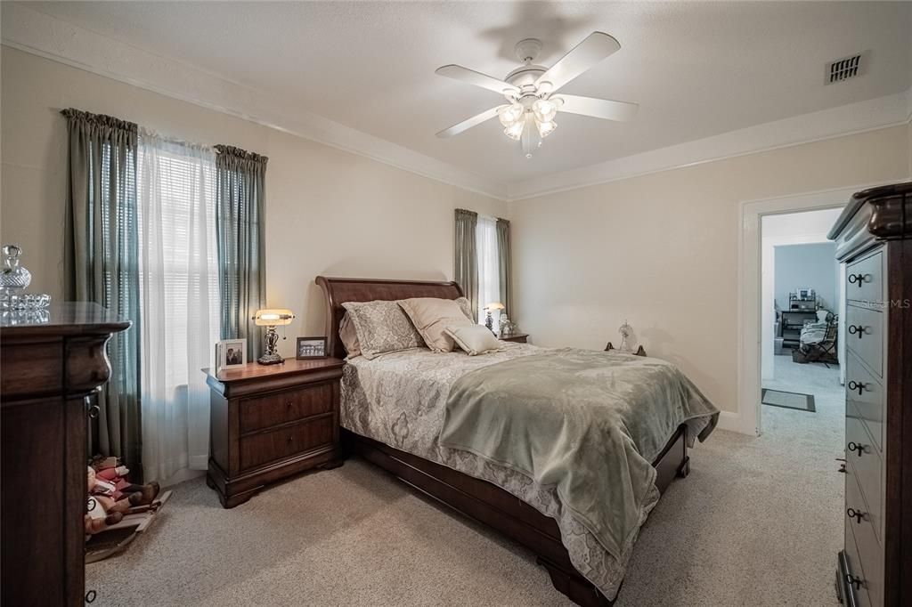 Activo con contrato: $265,000 (2 camas, 3 baños, 1621 Pies cuadrados)