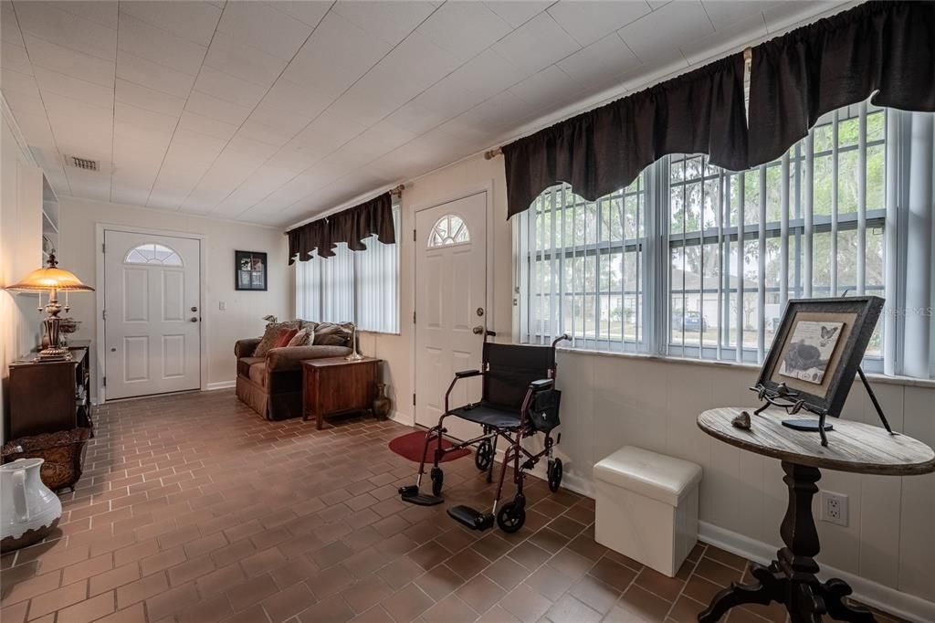 Activo con contrato: $265,000 (2 camas, 3 baños, 1621 Pies cuadrados)