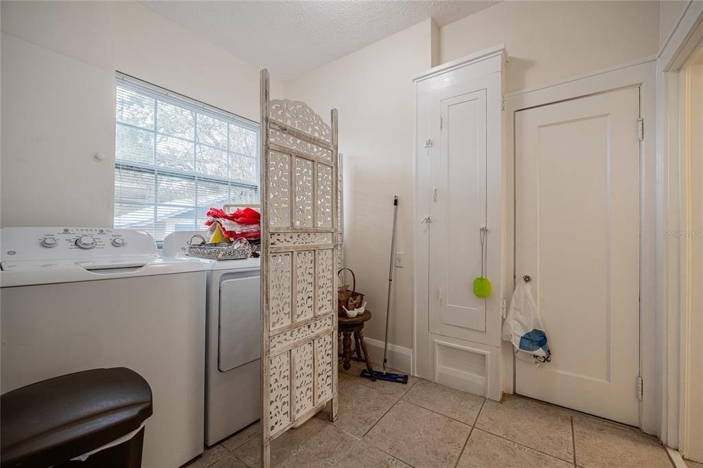 Activo con contrato: $265,000 (2 camas, 3 baños, 1621 Pies cuadrados)