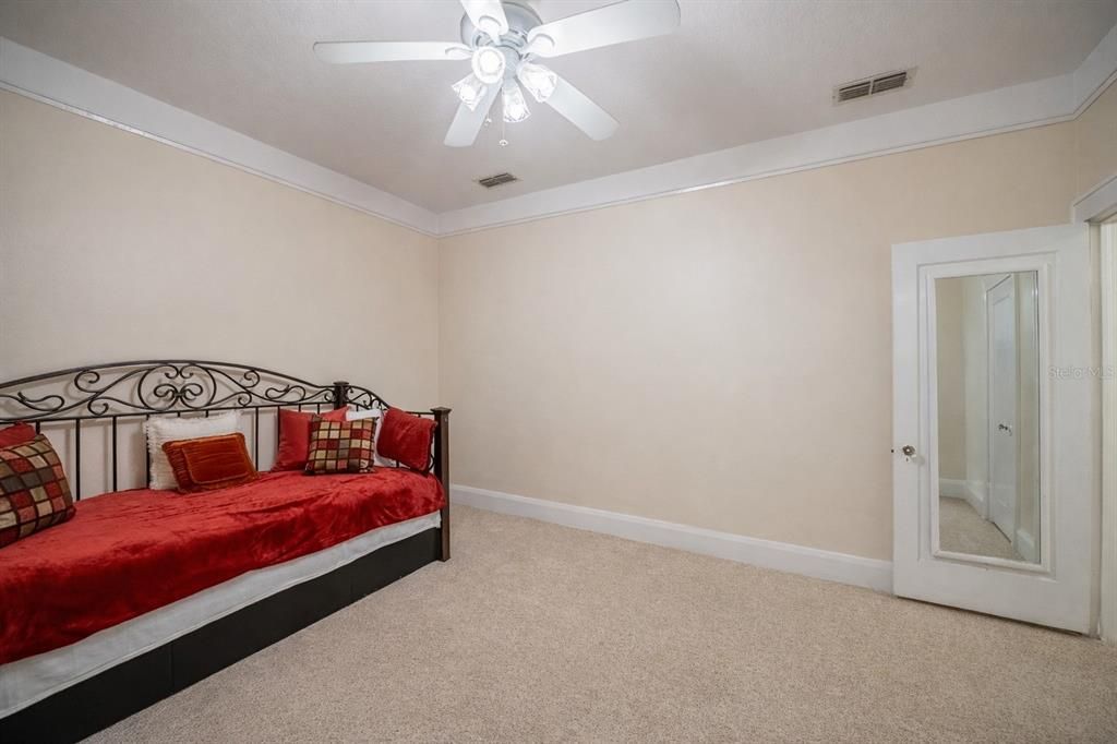 Activo con contrato: $265,000 (2 camas, 3 baños, 1621 Pies cuadrados)