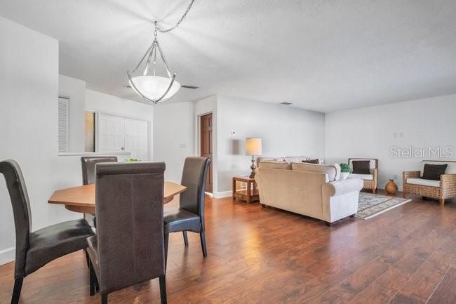 Activo con contrato: $769,000 (4 camas, 2 baños, 2413 Pies cuadrados)