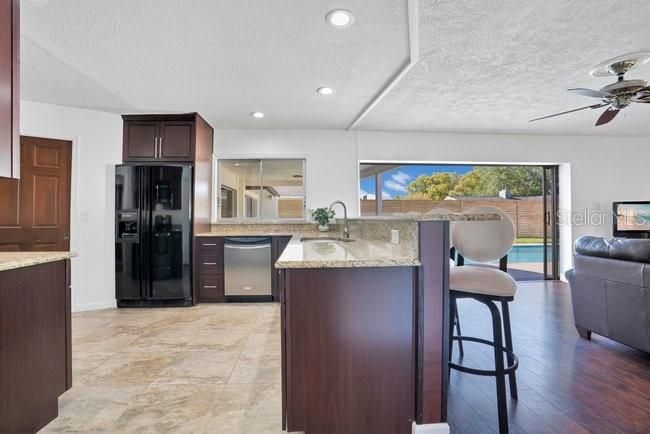 Activo con contrato: $769,000 (4 camas, 2 baños, 2413 Pies cuadrados)