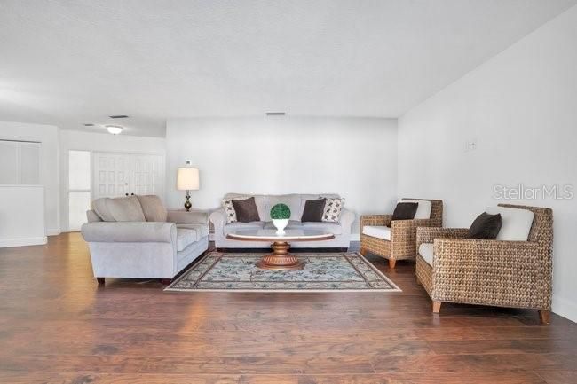 Activo con contrato: $769,000 (4 camas, 2 baños, 2413 Pies cuadrados)