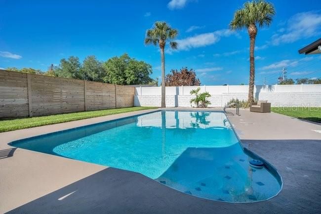 Activo con contrato: $769,000 (4 camas, 2 baños, 2413 Pies cuadrados)