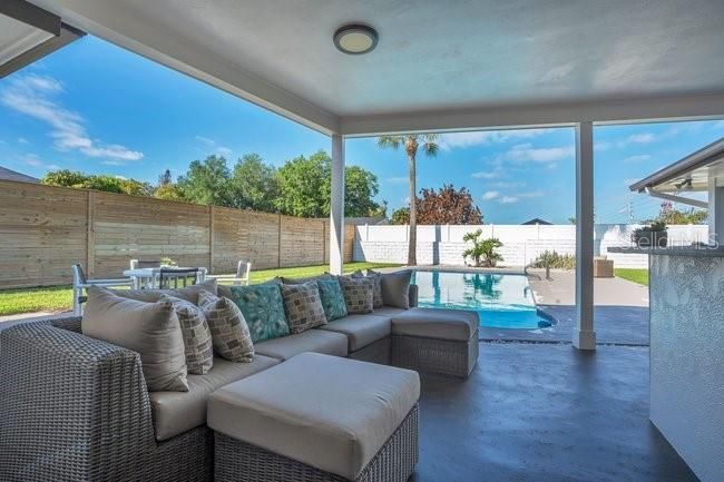 Activo con contrato: $769,000 (4 camas, 2 baños, 2413 Pies cuadrados)