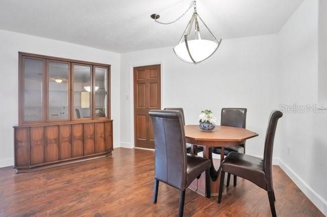 Activo con contrato: $769,000 (4 camas, 2 baños, 2413 Pies cuadrados)