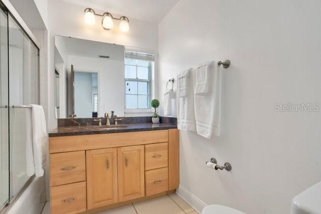 Activo con contrato: $769,000 (4 camas, 2 baños, 2413 Pies cuadrados)