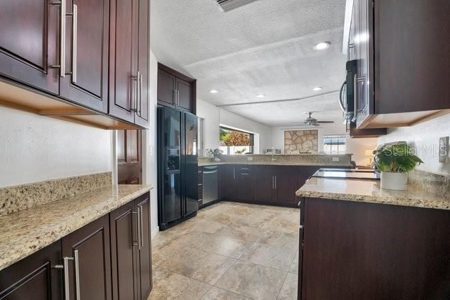 Activo con contrato: $769,000 (4 camas, 2 baños, 2413 Pies cuadrados)
