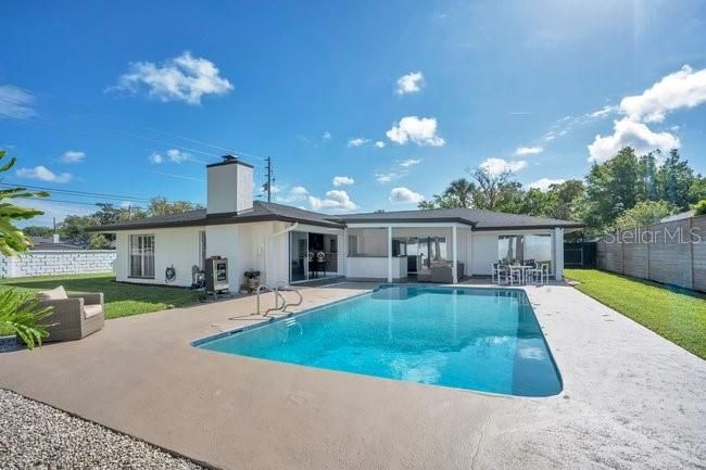 Activo con contrato: $769,000 (4 camas, 2 baños, 2413 Pies cuadrados)