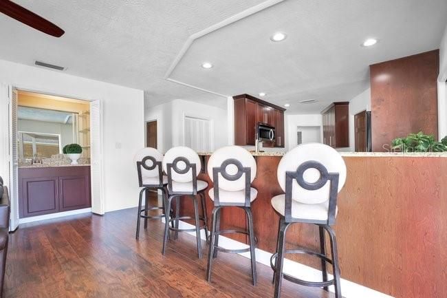 Activo con contrato: $769,000 (4 camas, 2 baños, 2413 Pies cuadrados)