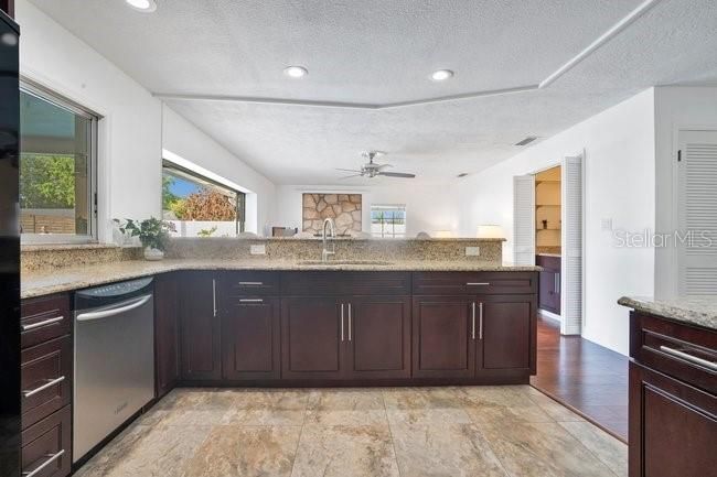 Activo con contrato: $769,000 (4 camas, 2 baños, 2413 Pies cuadrados)