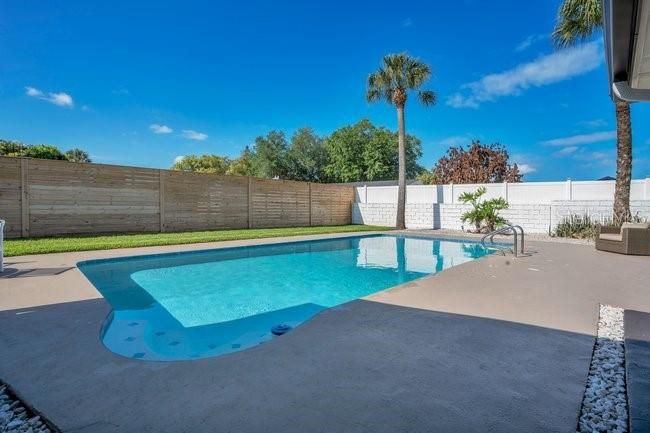 Activo con contrato: $769,000 (4 camas, 2 baños, 2413 Pies cuadrados)