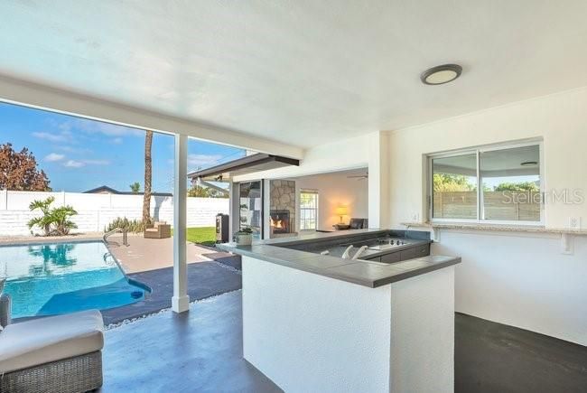 Activo con contrato: $769,000 (4 camas, 2 baños, 2413 Pies cuadrados)