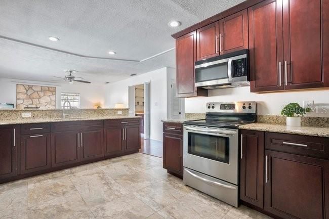 Activo con contrato: $769,000 (4 camas, 2 baños, 2413 Pies cuadrados)