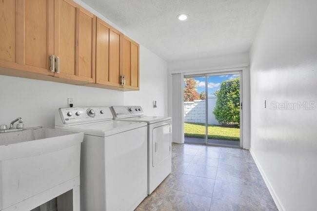 Activo con contrato: $769,000 (4 camas, 2 baños, 2413 Pies cuadrados)