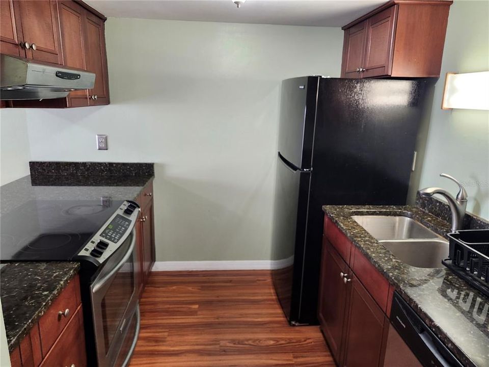 合同活跃: $1,200 (1 贝兹, 1 浴室, 630 平方英尺)