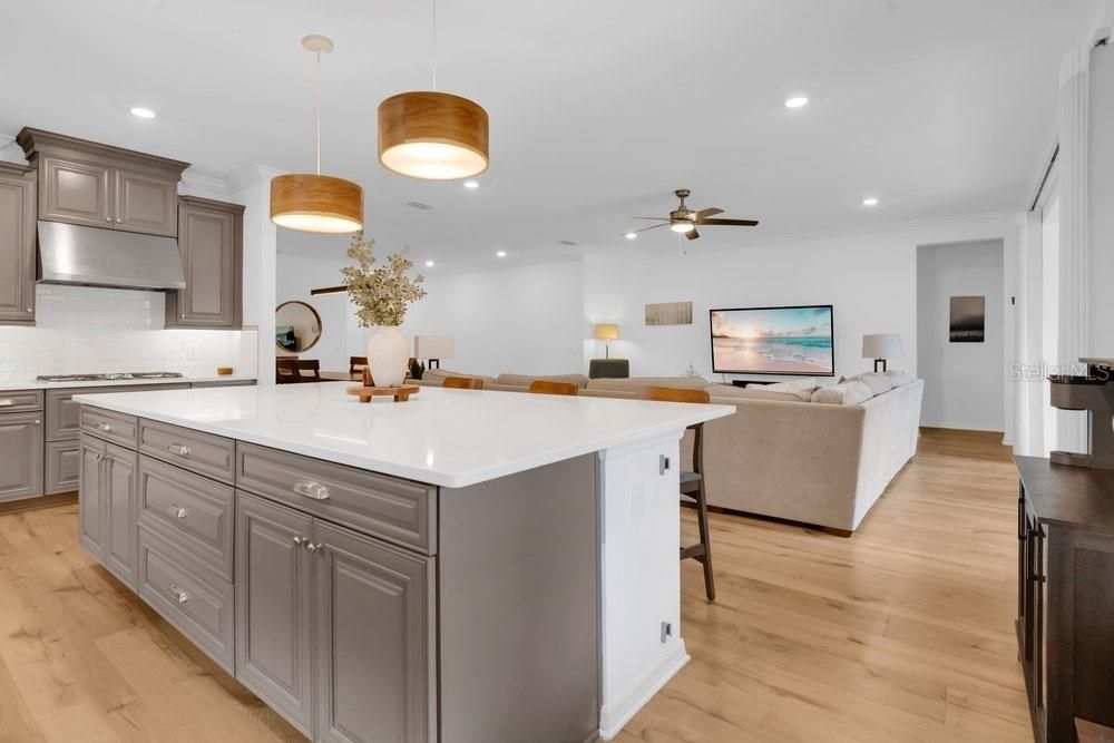 Activo con contrato: $549,000 (4 camas, 3 baños, 2713 Pies cuadrados)