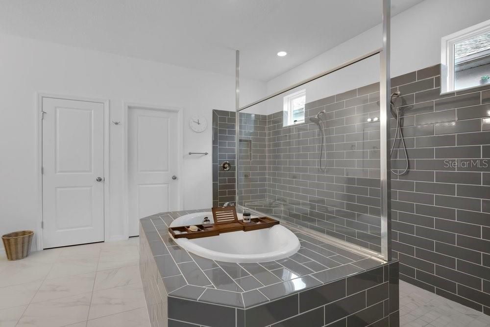 Activo con contrato: $549,000 (4 camas, 3 baños, 2713 Pies cuadrados)