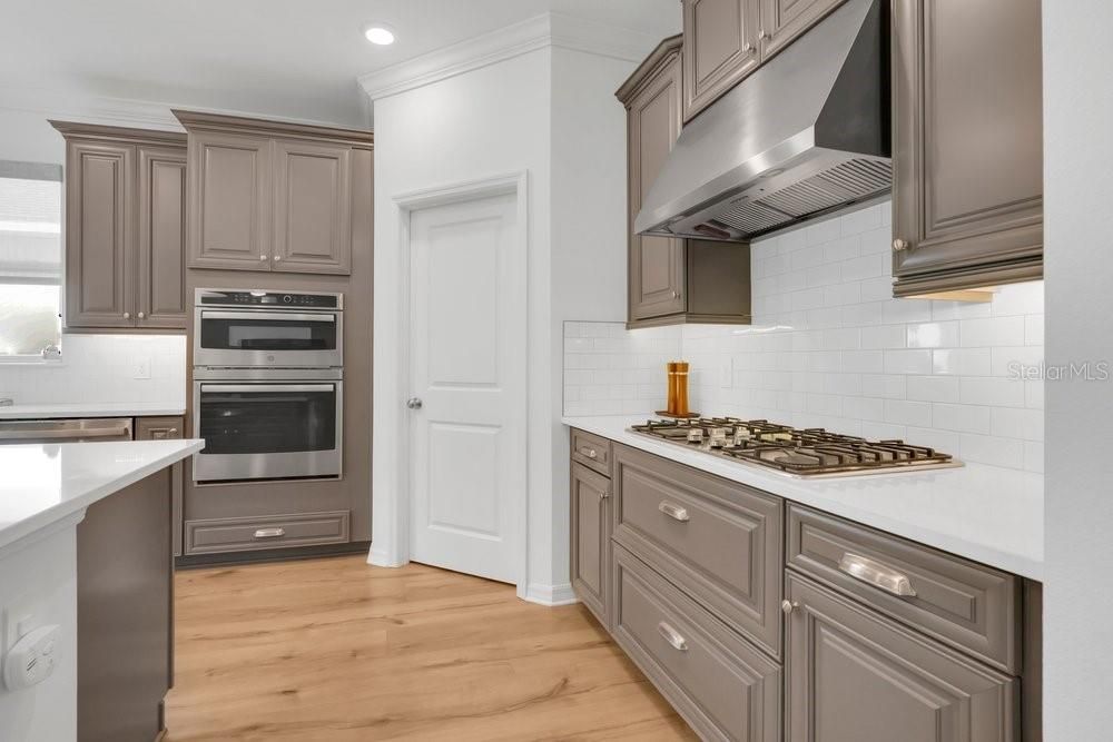 Activo con contrato: $549,000 (4 camas, 3 baños, 2713 Pies cuadrados)