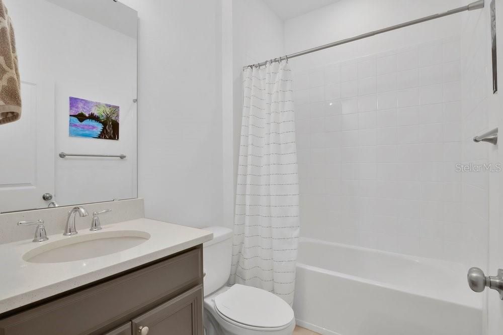 Activo con contrato: $549,000 (4 camas, 3 baños, 2713 Pies cuadrados)