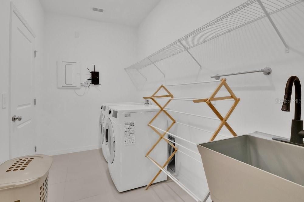 Activo con contrato: $549,000 (4 camas, 3 baños, 2713 Pies cuadrados)