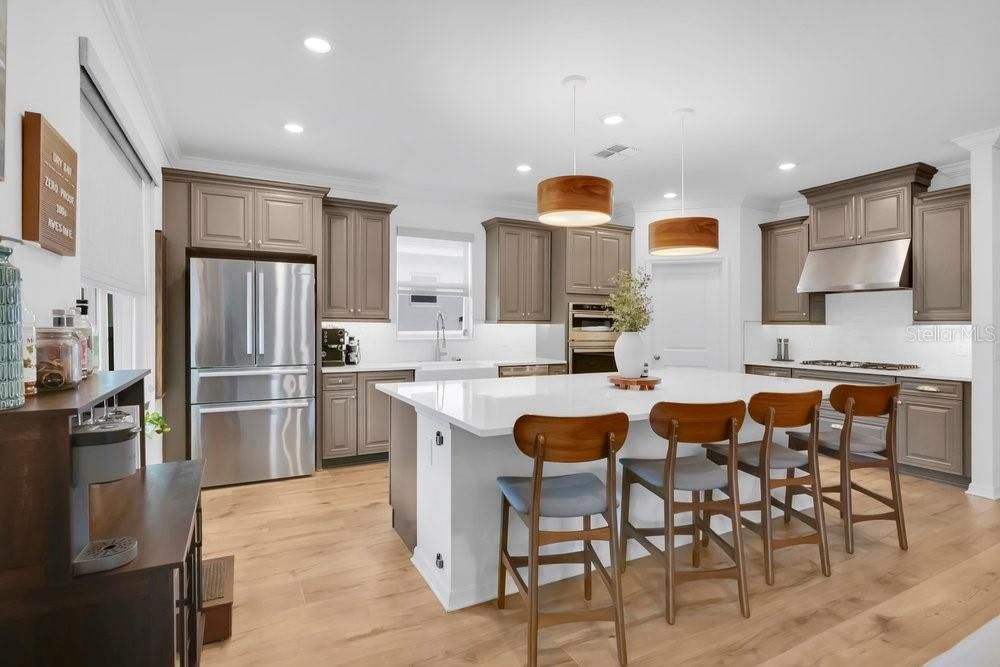 Activo con contrato: $549,000 (4 camas, 3 baños, 2713 Pies cuadrados)