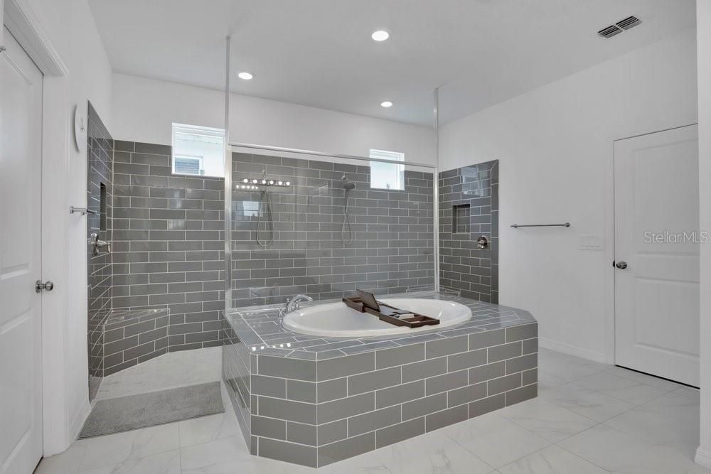 Activo con contrato: $549,000 (4 camas, 3 baños, 2713 Pies cuadrados)