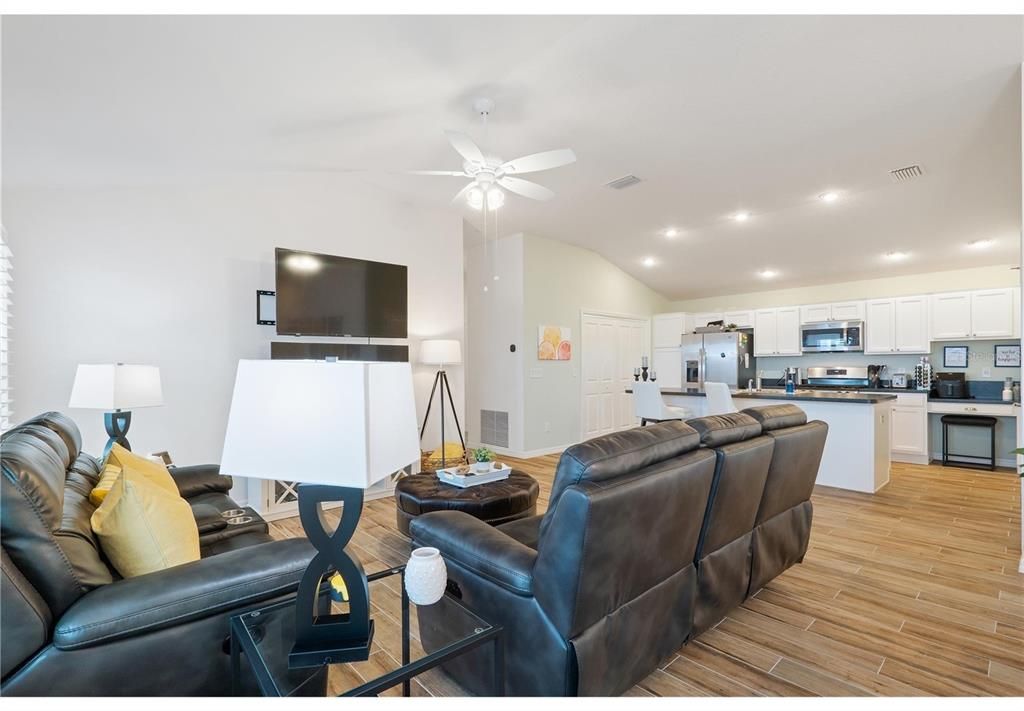Под контрактом: $335,000 (3 спален, 2 ванн, 1426 Квадратных фут)