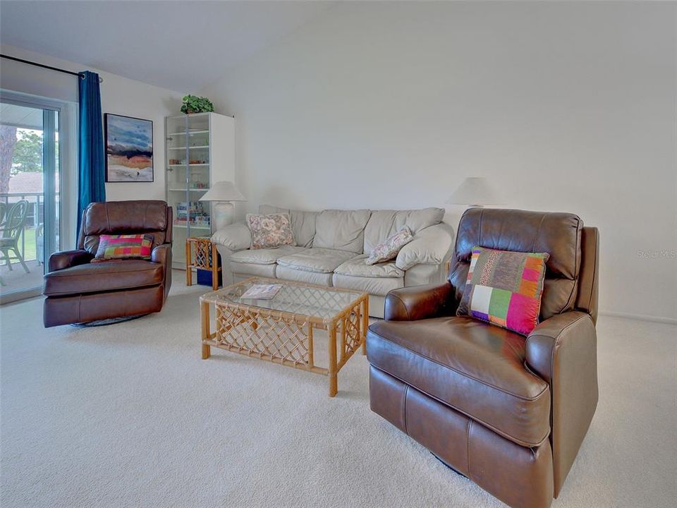 For Sale: $199,999 (2 beds, 2 baths, 1160 Square Feet)
