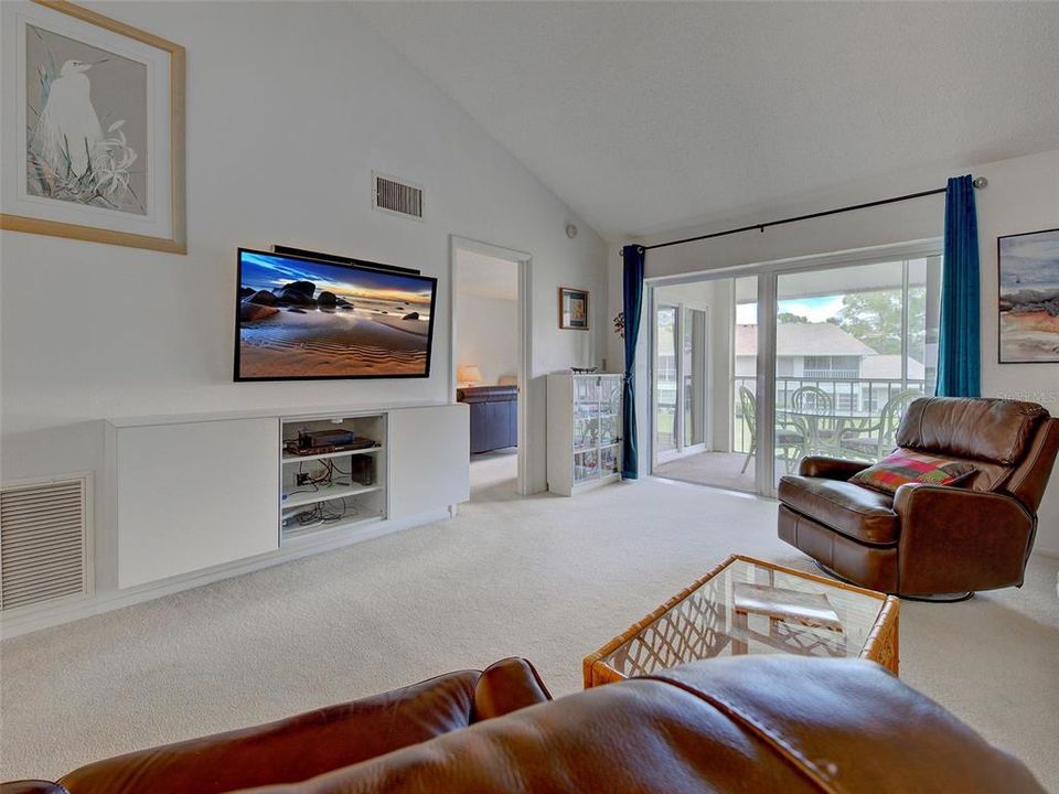For Sale: $199,999 (2 beds, 2 baths, 1160 Square Feet)