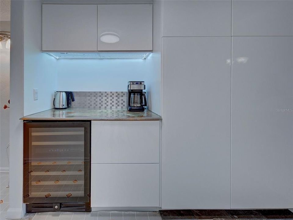 For Sale: $199,999 (2 beds, 2 baths, 1160 Square Feet)
