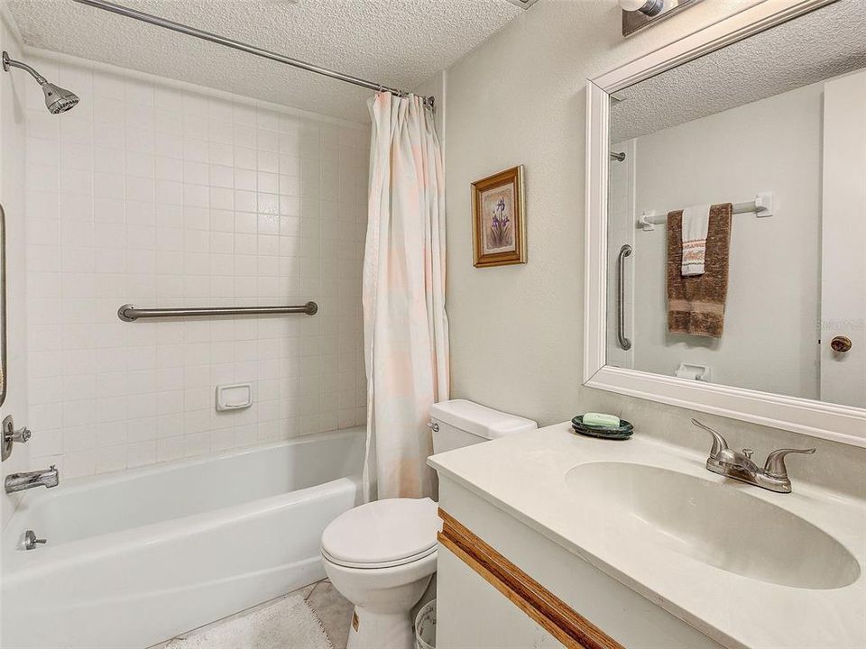 For Sale: $199,999 (2 beds, 2 baths, 1160 Square Feet)