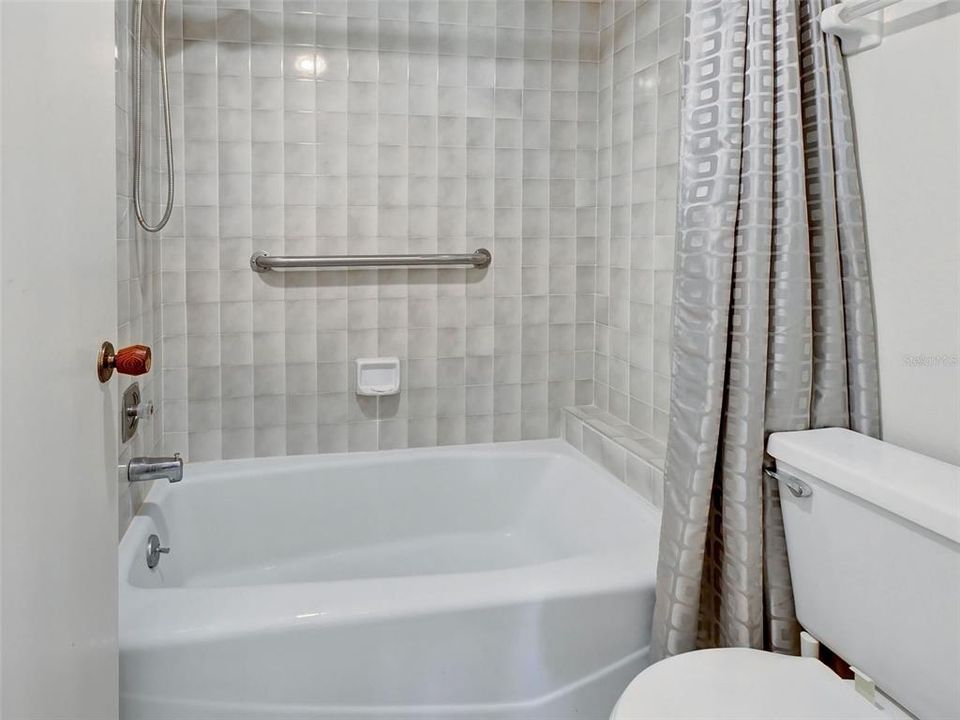 For Sale: $199,999 (2 beds, 2 baths, 1160 Square Feet)