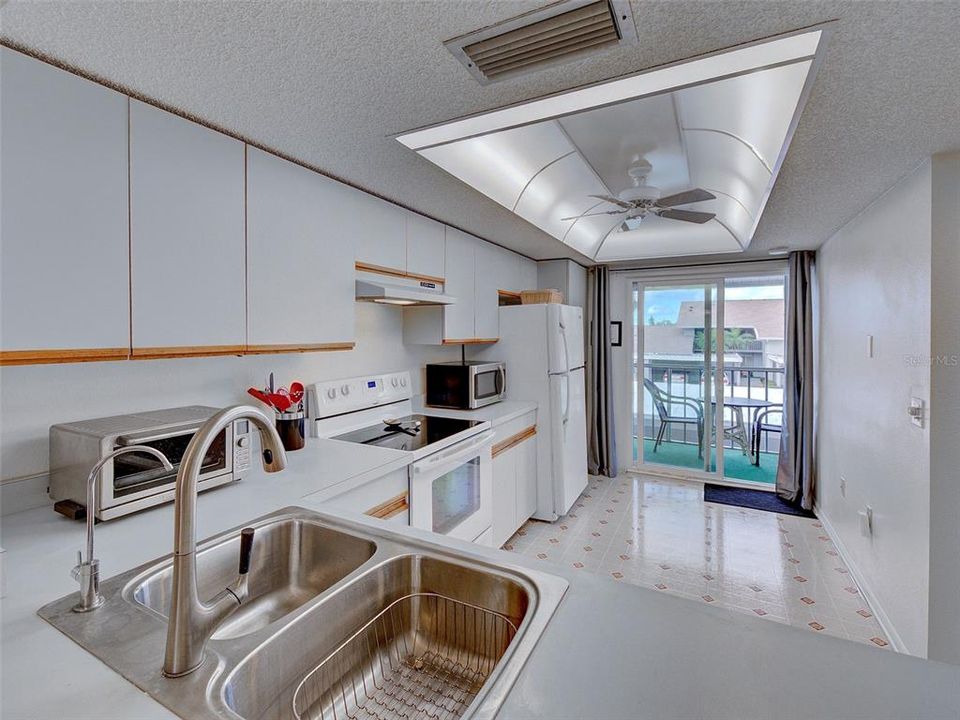 For Sale: $199,999 (2 beds, 2 baths, 1160 Square Feet)