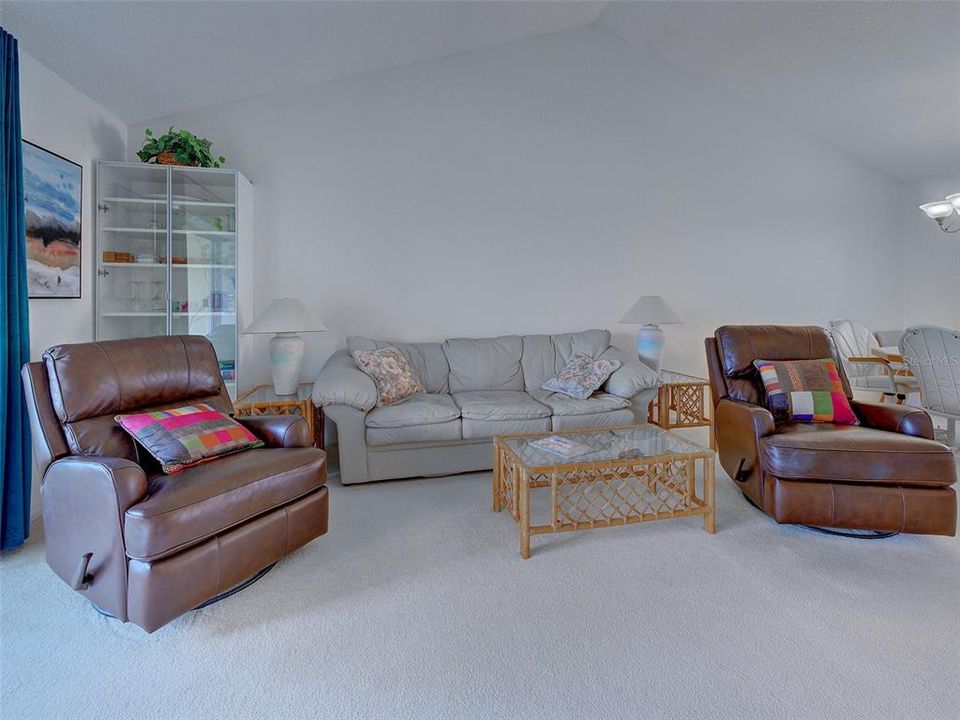 For Sale: $199,999 (2 beds, 2 baths, 1160 Square Feet)