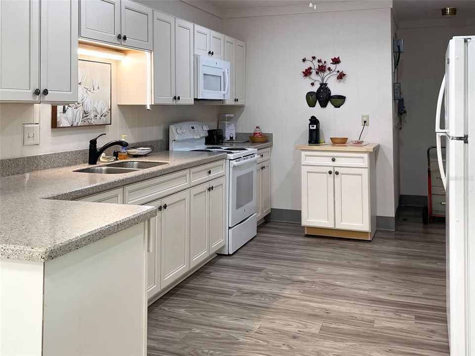 For Sale: $199,999 (2 beds, 2 baths, 1160 Square Feet)