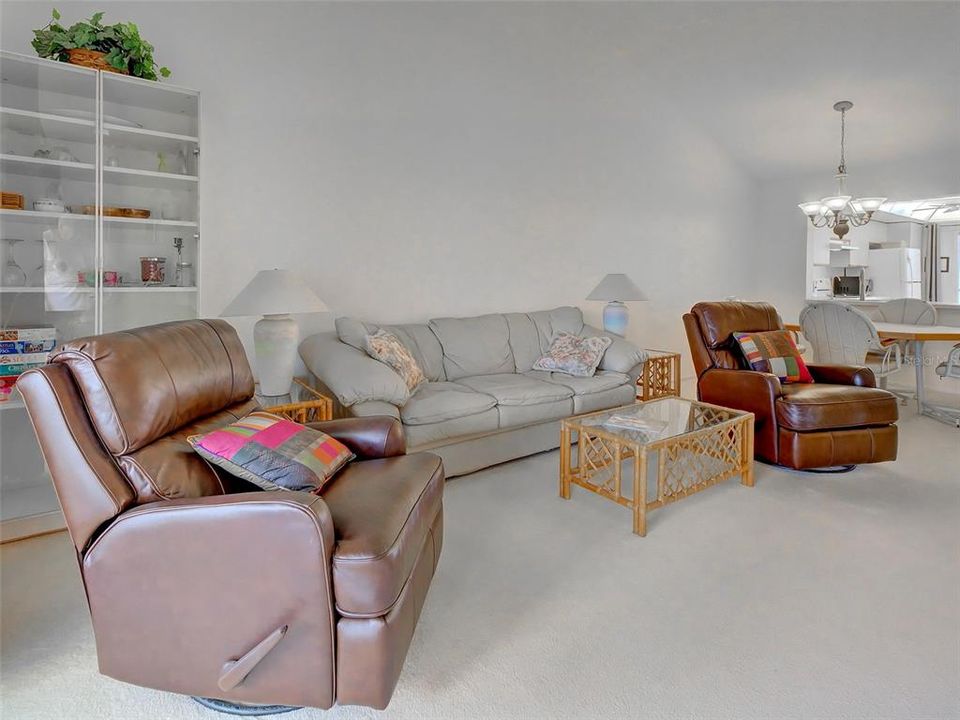 For Sale: $199,999 (2 beds, 2 baths, 1160 Square Feet)