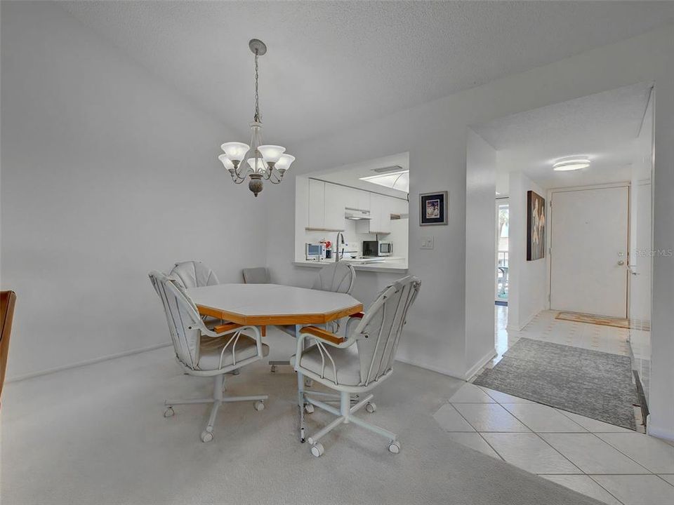 For Sale: $199,999 (2 beds, 2 baths, 1160 Square Feet)