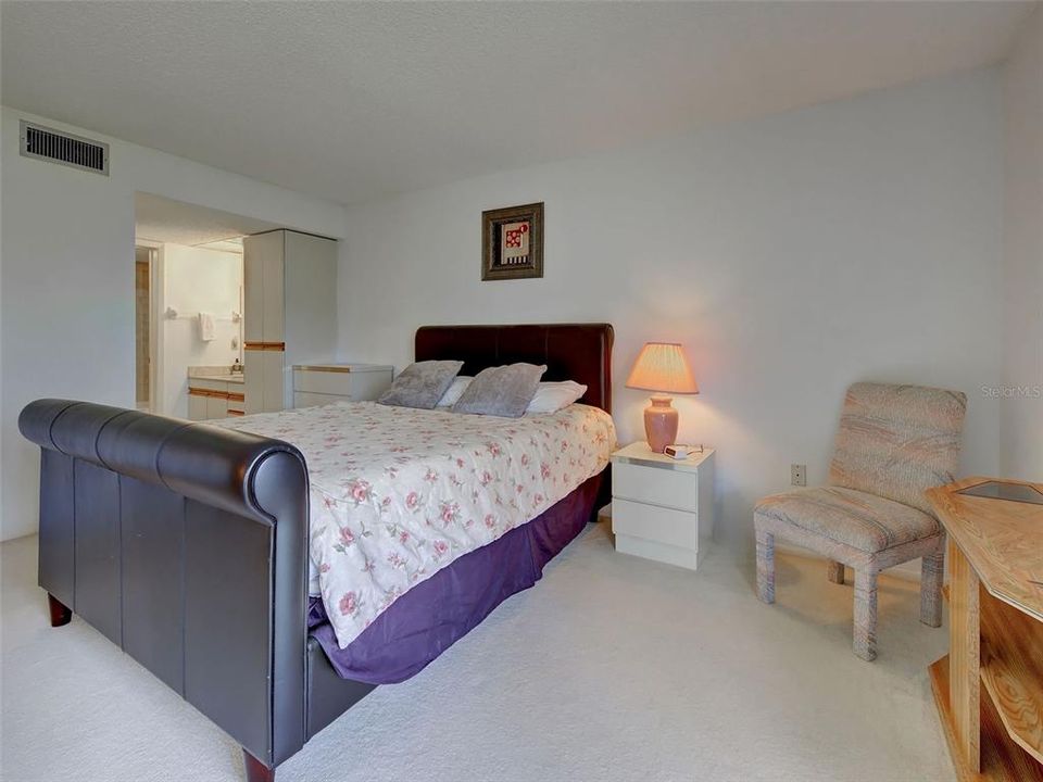 For Sale: $199,999 (2 beds, 2 baths, 1160 Square Feet)