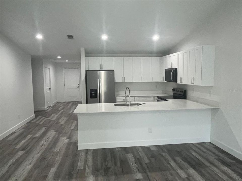 出租: $1,800 (3 贝兹, 2 浴室, 1300 平方英尺)