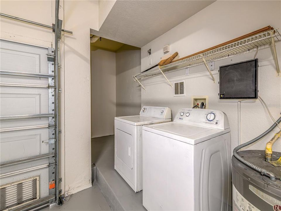 Active With Contract: $2,100 (1 beds, 1 baths, 881 Square Feet)